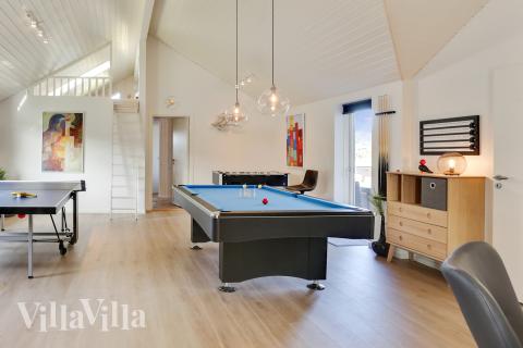 Dyst i sommerhusets aktivitetsrum, når I besøger luksushus nr. 476 i Nordjylland.