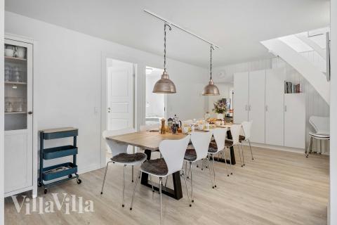Det store lyse opholdrum i luksushus nr. 953 til 14.