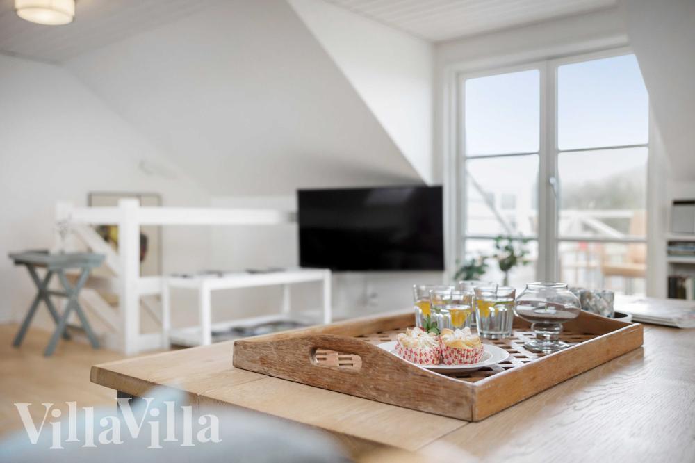 Sofaen i luksushus 953 i Vestjylland indbyder til brætspil eller at se en film sammen.