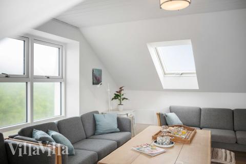 Der er mulighed for hygge i sommerhusets sofaarrangement, når I besøger luksushus nr. 953