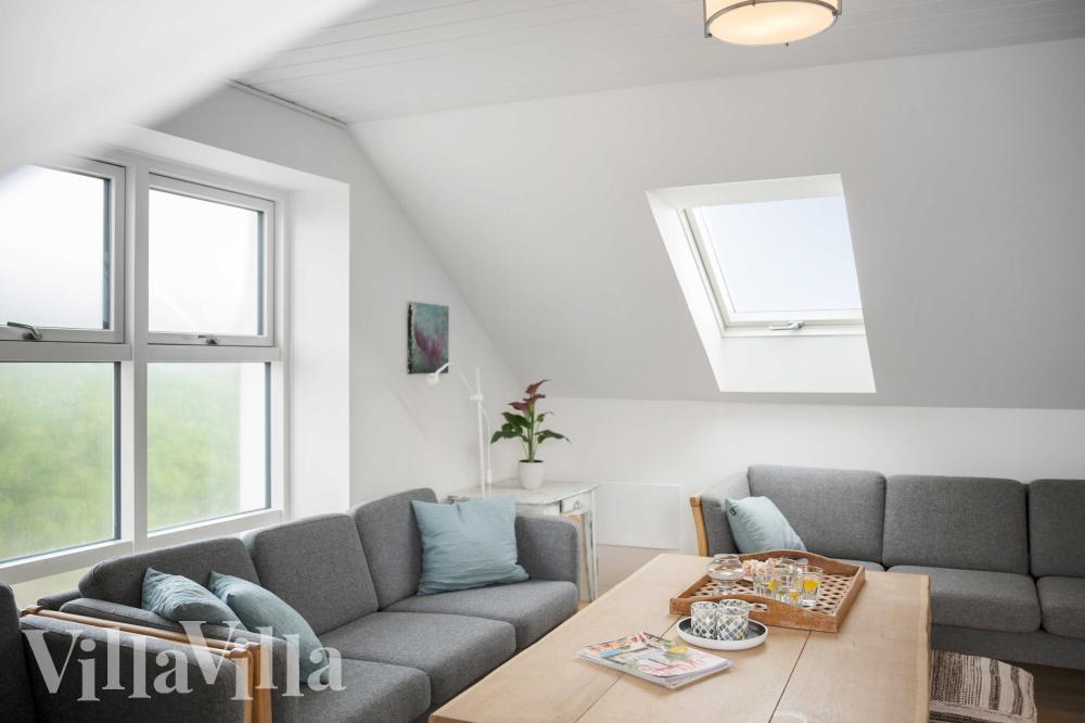 Der er mulighed for hygge i sommerhusets sofaarrangement, når I besøger luksushus nr. 953