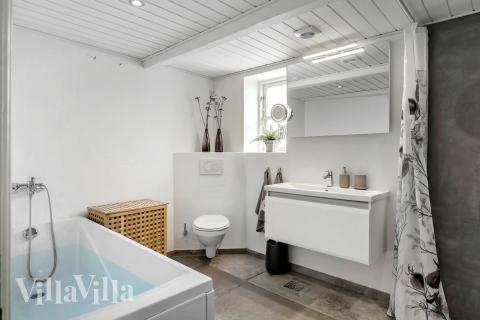Der er bad med brus i luksushus nr. 953 til 14 personer.