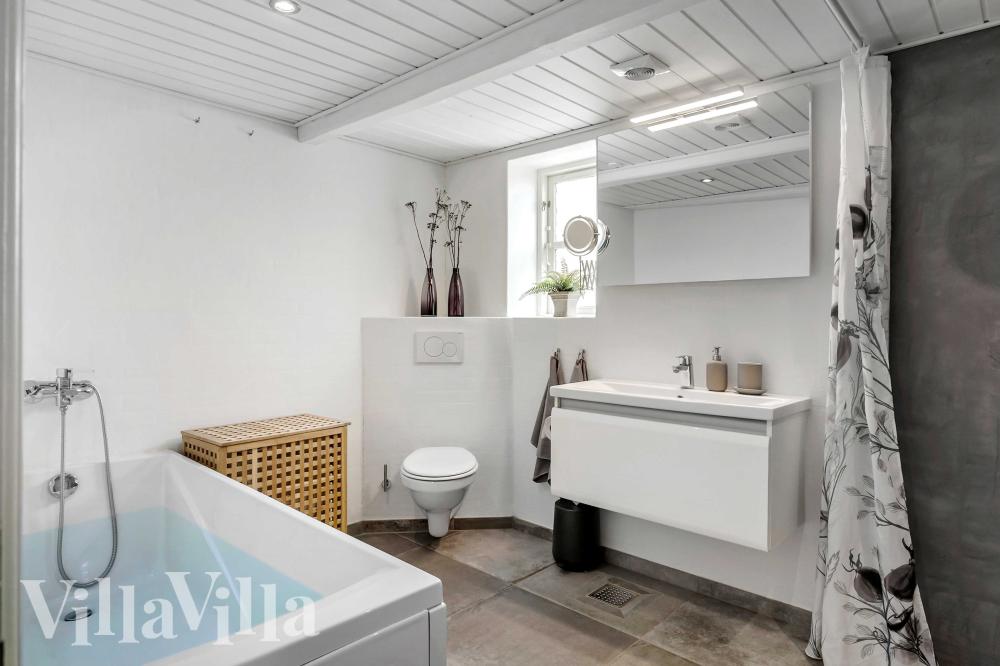 Der er bad med brus i luksushus nr. 953 til 14 personer.
