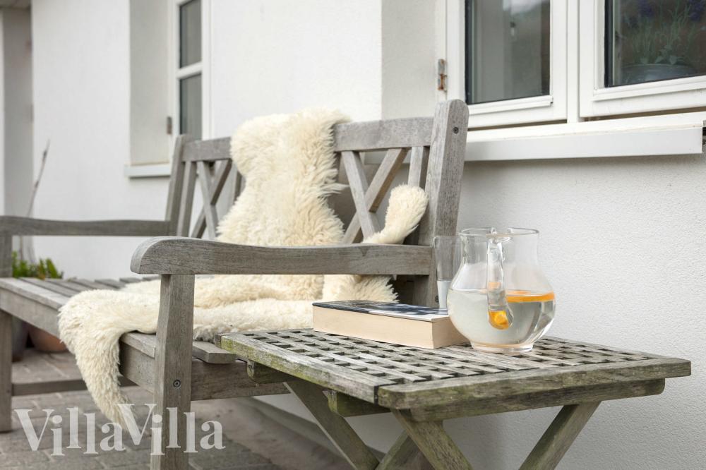 På terrassen i sommerhus nr. 953 er der plads til 14 personer.