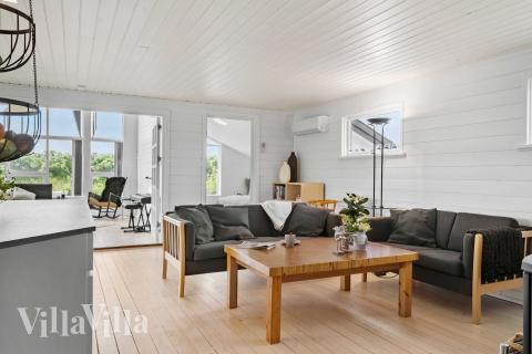 Sofaen i luksushus 954 i Vestjylland indbyder til brætspil eller at se en film sammen.
