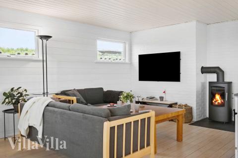 Der er mulighed for hygge i sommerhusets sofaarrangement, når I besøger luksushus nr. 954