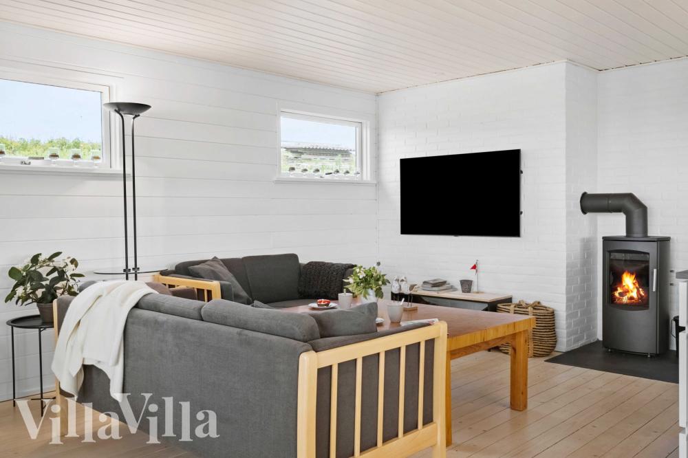 Der er mulighed for hygge i sommerhusets sofaarrangement, når I besøger luksushus nr. 954