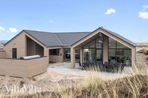 Dette skønne poolhus nr. 928 med plads til 14 personer ligger i Vestjylland