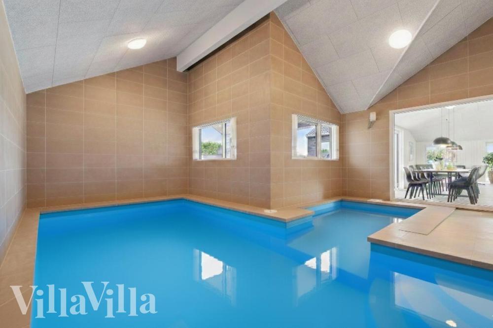 Sommerhus 928 er indrettet med en lækker poolafdeling med vandrutsjebane, dejlig stor indbygget spabad og sauna