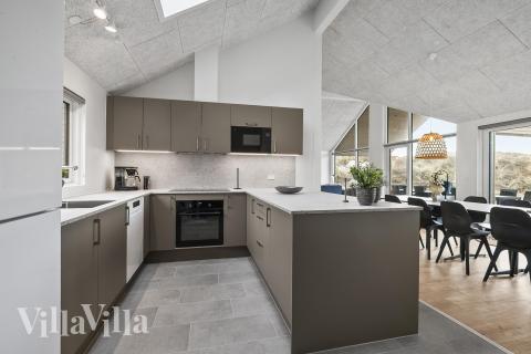 Køkkenet i luksushus nr. 928 er udstyrret, så I let kan lave mad til 14 personer.