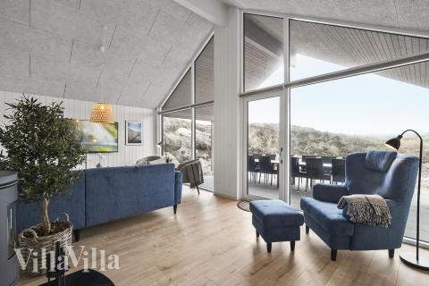 Sofaen i luksushus 928 i Vestjylland indbyder til brætspil eller at se en film sammen.