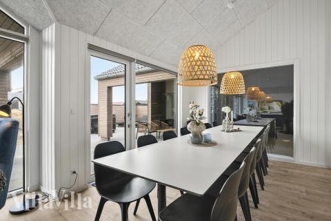 I kan sagtens side 14 personer sammen i sommerhusets opholdsrum, når I besøger luksushus 928 i Vestjylland.