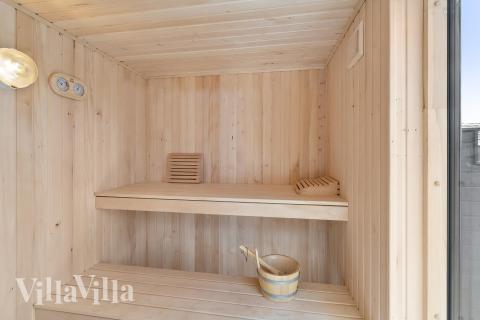 Der er bad med brus i luksushus nr. 928 til 14 personer.