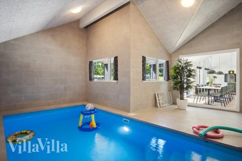 Sommerhus 904 er indrettet med en lækker poolafdeling med vandrutsjebane, dejlig stor indbygget spabad og sauna