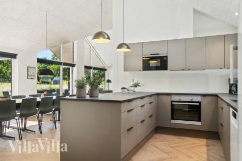 Køkkenet i luksushus nr. 904 er udstyrret, så I let kan lave mad til 14 personer.