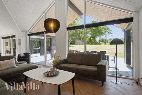 Sofaen i luksushus 904 i Nordsjælland indbyder til brætspil eller at se en film sammen.