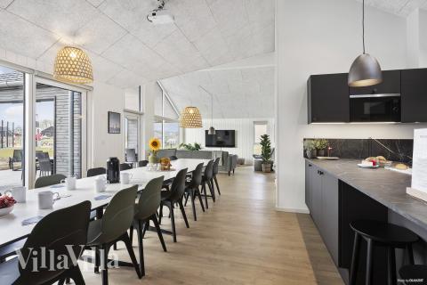 Det store lyse opholdrum i luksushus nr. 916 til 18.