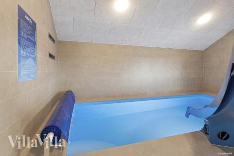 Sommerhus 916 er indrettet med en lækker poolafdeling med vandrutsjebane, dejlig stor indbygget spabad og sauna