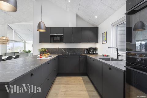 Køkkenet i luksushus nr. 916 er udstyrret, så I let kan lave mad til 18 personer.