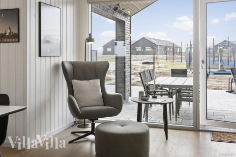 Sofaen i luksushus 916 i Fyn og øer indbyder til brætspil eller at se en film sammen.