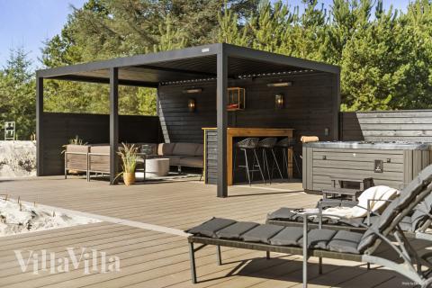 Luksushus nr. 273 har en dejlig terrasse med gode havemøbler til 18 personer.