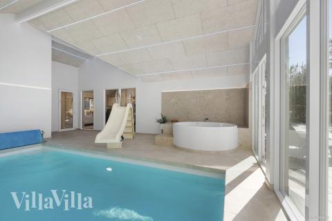 Den lækre pool i luksushuse nr. 273 til 18 personer