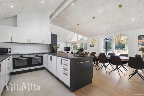 Køkkenet i luksushus nr. 273 er udstyrret, så I let kan lave mad til 18 personer.