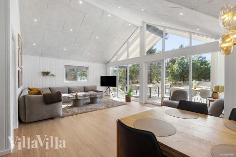 Der er mulighed for hygge i sommerhusets sofaarrangement, når I besøger luksushus nr. 273