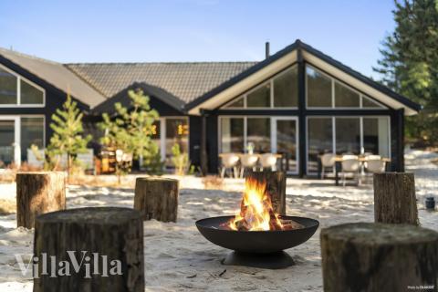 I det attraktive aktivitesrum i luksushus nr. 273 i Vestjylland  er der masser af udendørs aktiviteter, f.eks. legetårn og gynge