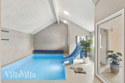 Sommerhus 914 er indrettet med en lækker poolafdeling med vandrutsjebane, dejlig stor indbygget spabad og sauna