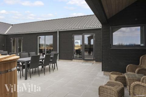 Luksushus nr. 914 har en dejlig terrasse med gode havemøbler til 30 personer.