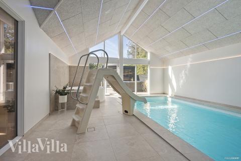 Sommerhus 273 er indrettet med en lækker poolafdeling med vandrutsjebane, dejlig stor indbygget spabad og sauna