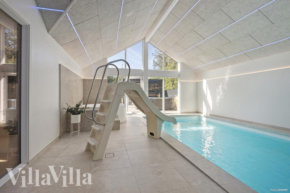 Sommerhus 273 er indrettet med en lækker poolafdeling med vandrutsjebane, dejlig stor indbygget spabad og sauna