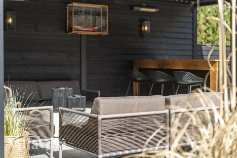 På terrassen i sommerhus nr. 273 er der plads til 18 personer.