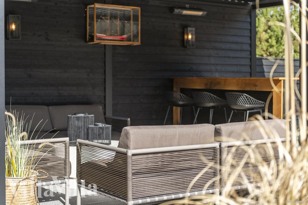 På terrassen i sommerhus nr. 273 er der plads til 18 personer.