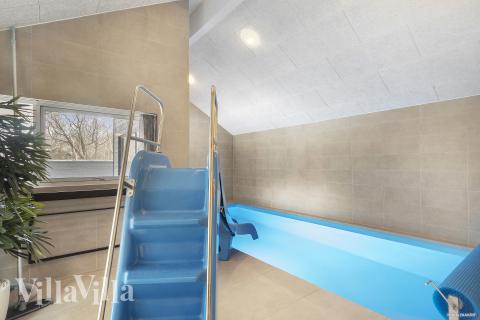 Sommerhus 918 er indrettet med en lækker poolafdeling med vandrutsjebane, dejlig stor indbygget spabad og sauna