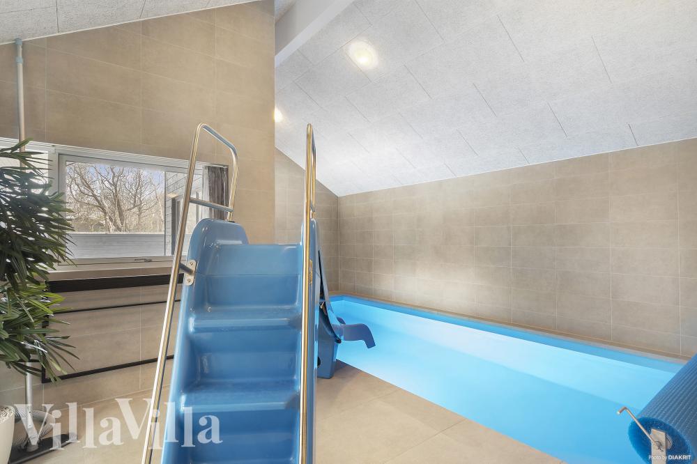 Sommerhus 918 er indrettet med en lækker poolafdeling med vandrutsjebane, dejlig stor indbygget spabad og sauna