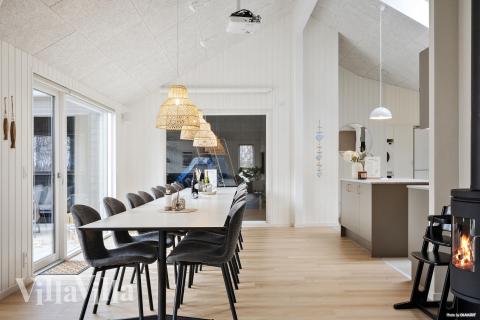 Det store lyse opholdrum i luksushus nr. 918 til 18.