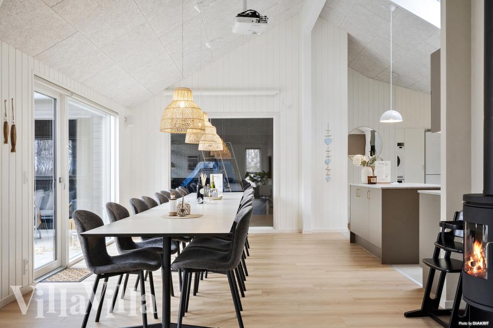 Det store lyse opholdrum i luksushus nr. 918 til 18.