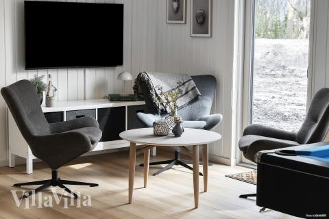 Sofaen i luksushus 918 i Vestjylland indbyder til brætspil eller at se en film sammen.