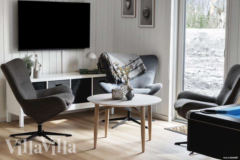 Sofaen i luksushus 918 i Vestjylland indbyder til brætspil eller at se en film sammen.