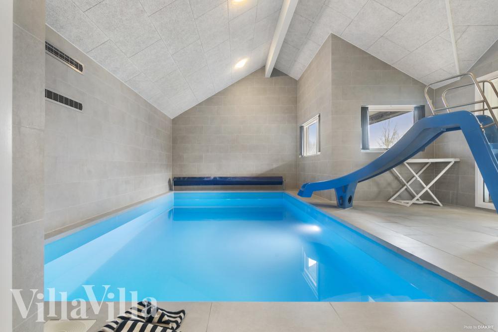 Sommerhus 913 er indrettet med en lækker poolafdeling med vandrutsjebane, dejlig stor indbygget spabad og sauna