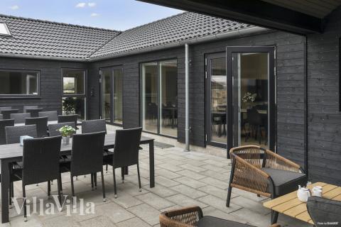Luksushus nr. 913 har en dejlig terrasse med gode havemøbler til 24 personer.