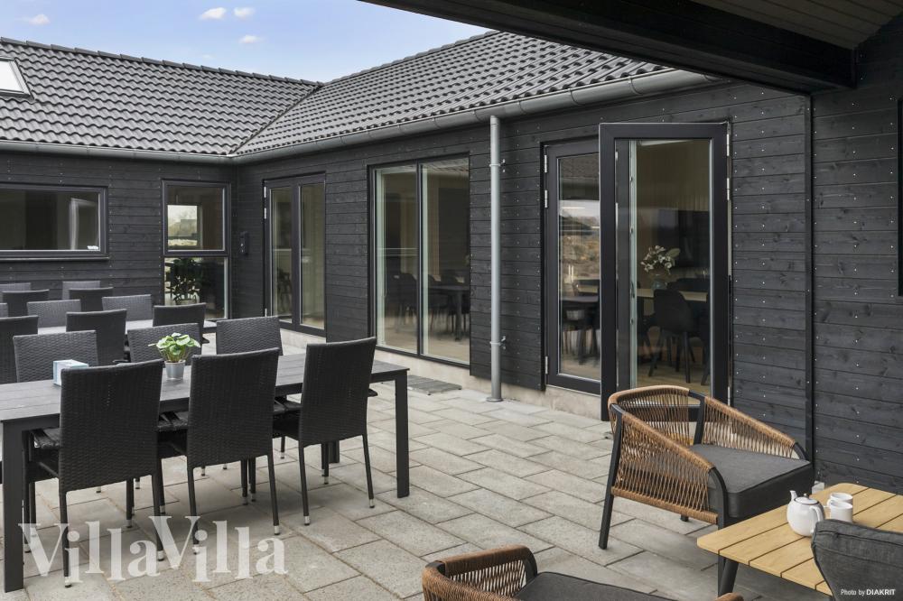 Luksushus nr. 913 har en dejlig terrasse med gode havemøbler til 24 personer.