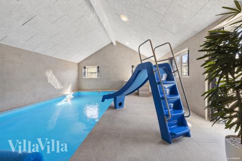 Sommerhus 822 er indrettet med en lækker poolafdeling med vandrutsjebane, dejlig stor indbygget spabad og sauna