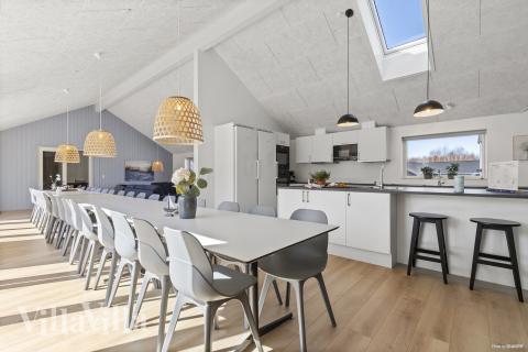 Det store lyse opholdrum i luksushus nr. 822 til 30.