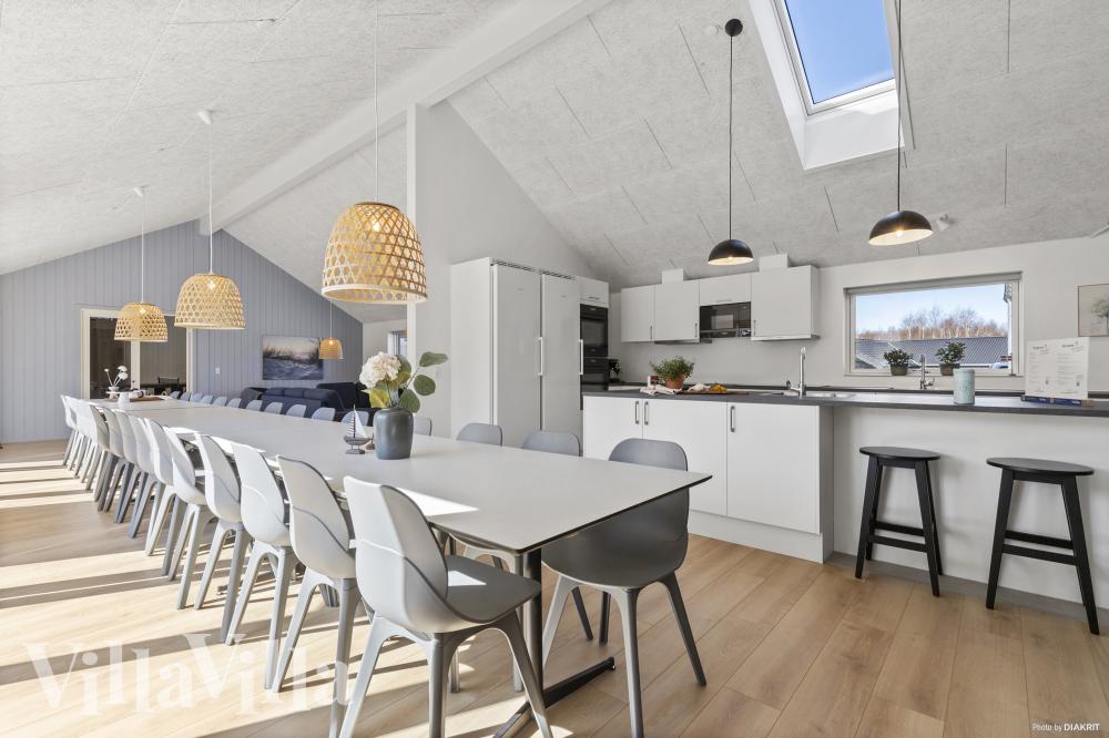 Det store lyse opholdrum i luksushus nr. 822 til 30.