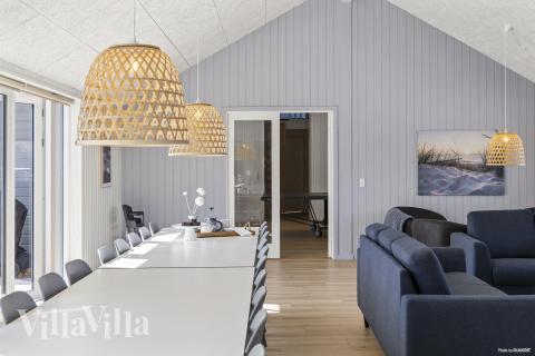 Sofaen i luksushus 822 i Østjylland indbyder til brætspil eller at se en film sammen.