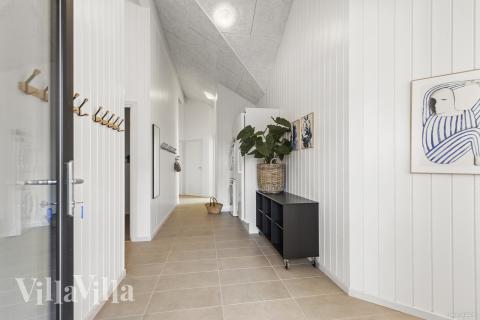 Den rummelige entre i luksushus nr. 822 i Østjylland