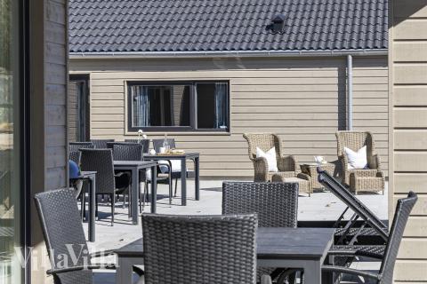 Luksushus nr. 822 har en dejlig terrasse med gode havemøbler til 30 personer.